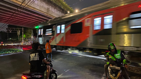KAI Ungkap Penyebab KRL Tertemper Taksi Hijau di Stasiun Karet