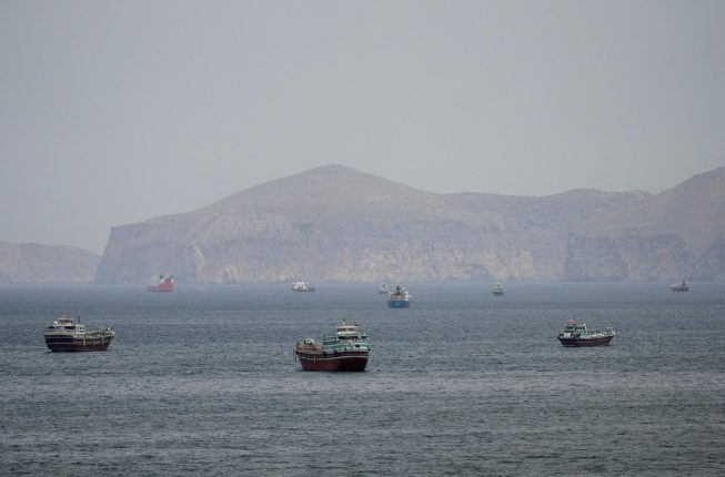 Kapal Dagang Terbakar Setelah Diserang Dekat Selat Hormuz, Awak Meminta Bantuan
