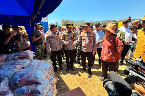 Kapolri Kirim 247,66 Ton Bantuan Logistik untuk Korban Gempa di NTT