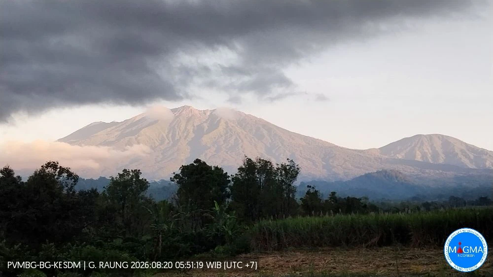 Kebakaran di Gunung Raung, Asap Kawah Naik hingga 200 Meter