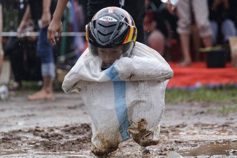 Ketika Balap Karung Menyelamatkan Kehidupan Sosial Kita
