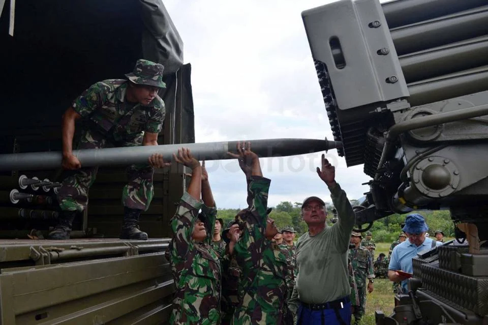 Korps Marinir Uji Tembak Roket MLRS Vampire 122 mm di Situbondo