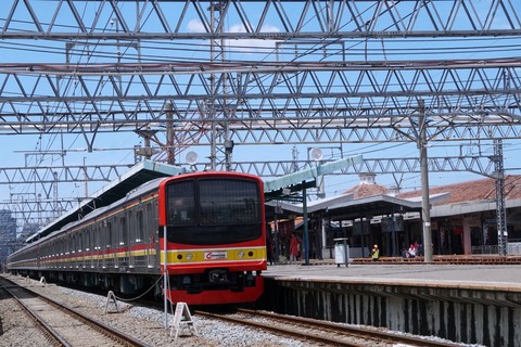 KRL Cikarang-Kampung Bandan Terlambat Akibat Truk Mogok di Perlintasan