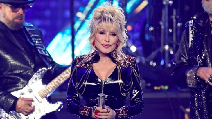 Legenda Country Dolly Parton Meninggal Dunia, Donald Trump Perintahkan Bendera Setengah Tiang Selama Satu Pekan