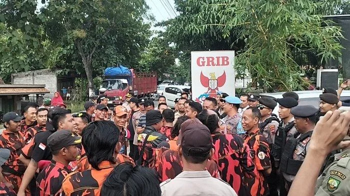 Lima Truk Ormas Grib Jaya Rusak di Slipi, Polisi Tegaskan Tidak Ada Pembakaran