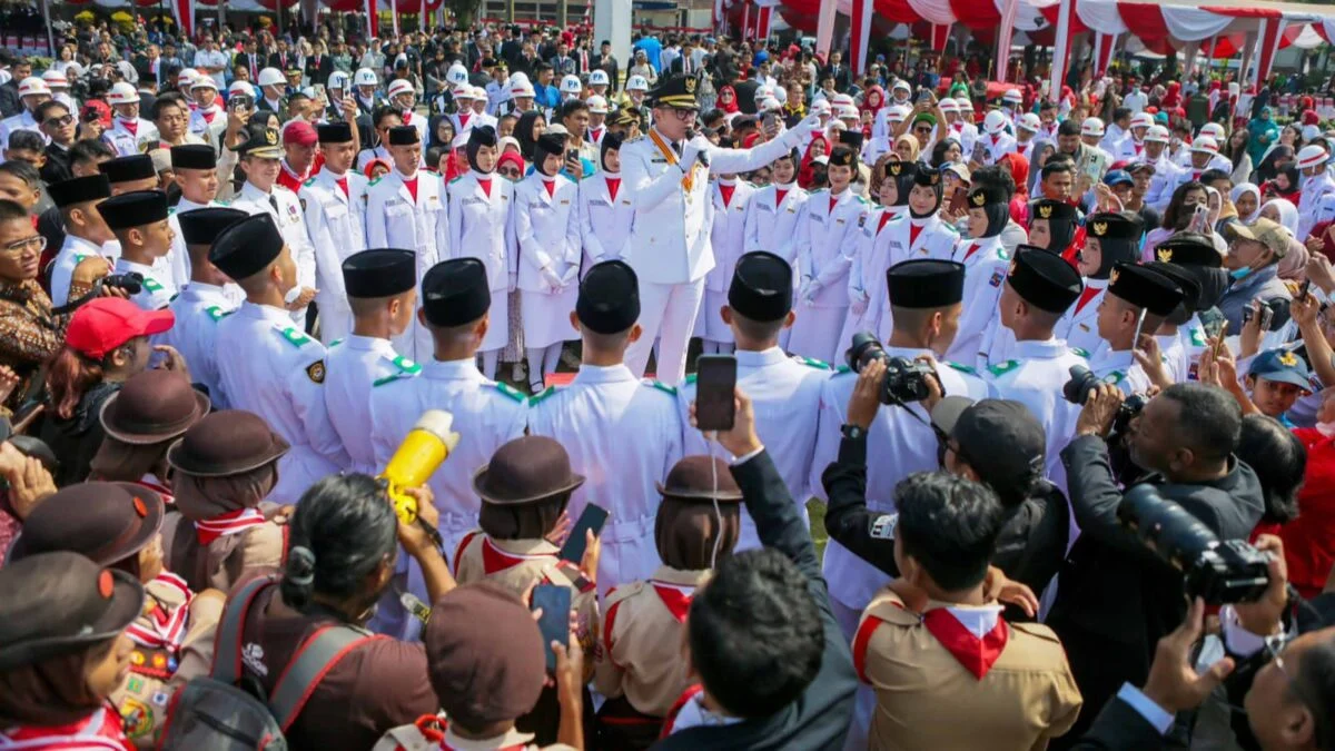 Lucky Hakim Tolak Fasilitas VIP Saat Upacara HUT RI, Ajak Elit Berdiri Bersama Warga di Tengah Terik Matahari