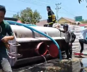 Mau ke Lokasi Kebakaran, Mobil Damkar di Sulbar Terguling saat Hendak Menyalip