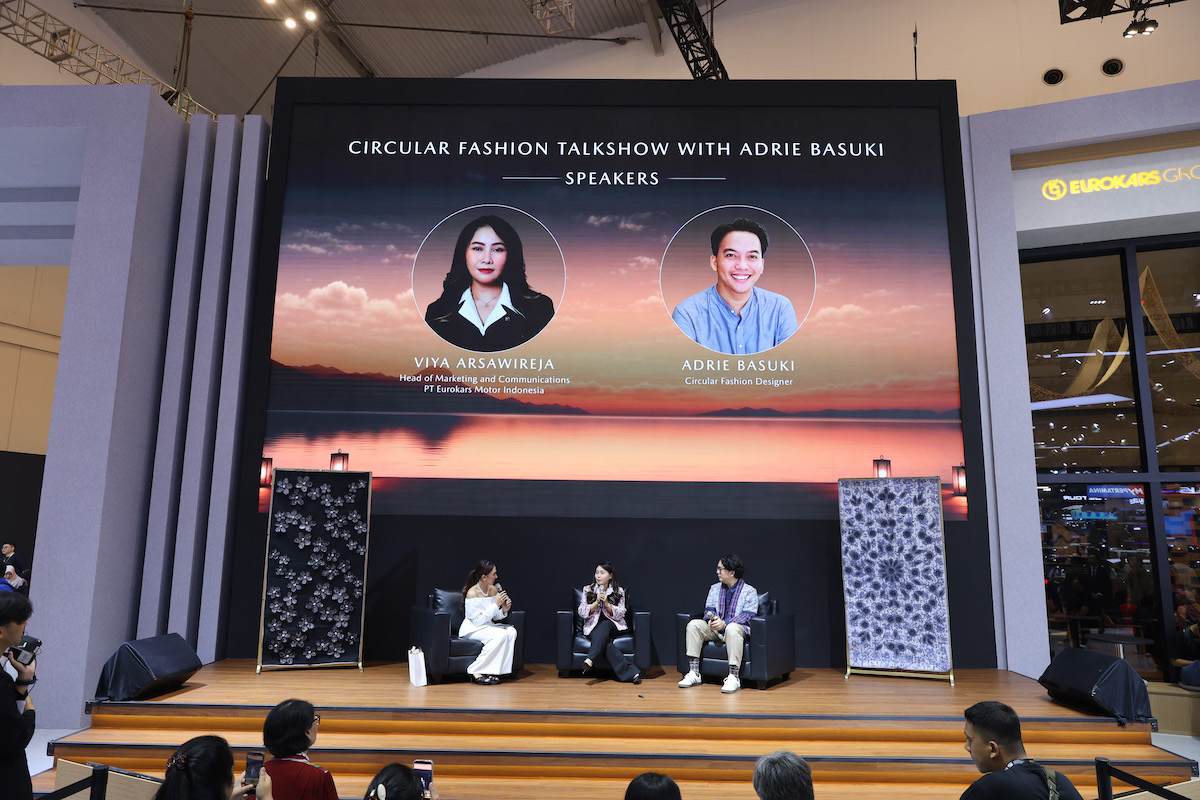 Mazda dan Adrie Basuki Perkenalkan Circular Fashion Berkonsep Seni di GIIAS 2026