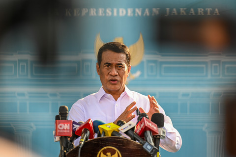 Mentan Amran Kirim 200 Pompa ke Kalimantan untuk Padamkan Karhutla