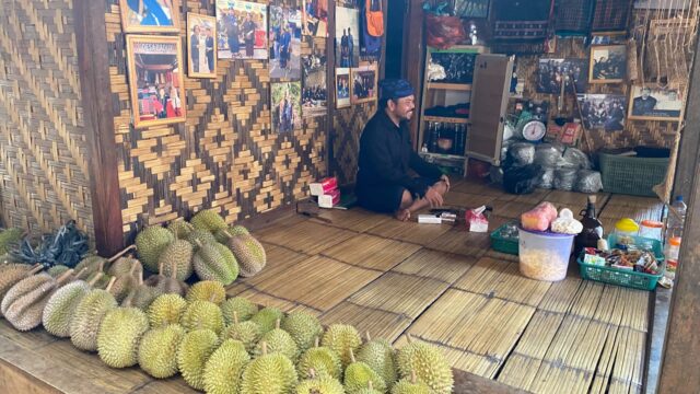Menyusuri Baduy, Berburu Durian Manis Langsung dari Kebun