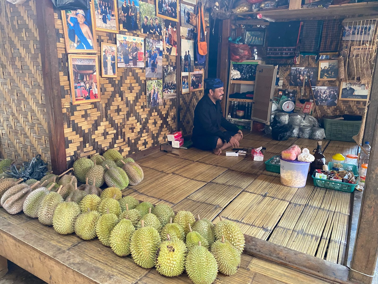 Menyusuri Baduy, Berburu Durian Manis Langsung dari Kebun
