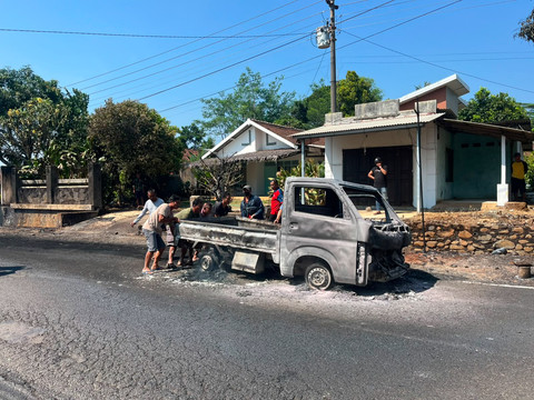 Mobil Pikap Terbakar Usai Tabrak Truk di Pati