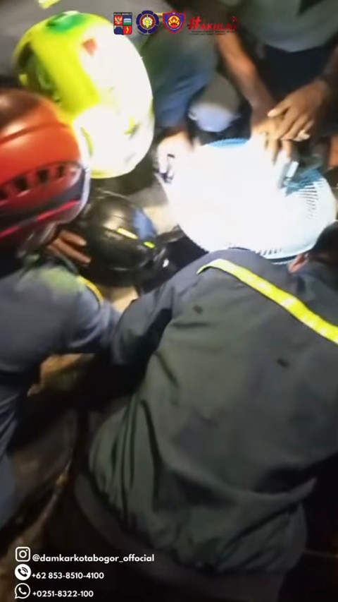 Momen Anak Saksikan Evakuasi Ayah yang Terjebak di Gorong-Gorong