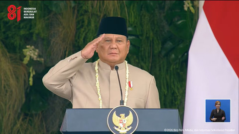 Pakai Beskap, Prabowo Pimpin Upacara Penurunan Bendera HUT 81 RI di Istana