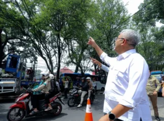 Pemkot Bandung Segel Videotron Ilegal di Jalan Martadinata Terkait Penebangan 10 Pohon Tanpa Izin