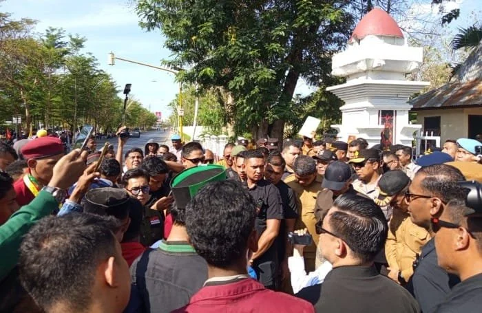 Penolakan Gelar Sesepuh Raja-raja Timor untuk Jokowi oleh Cipayung Plus Kota Kupang dan Respon PMKRI-IMADAR