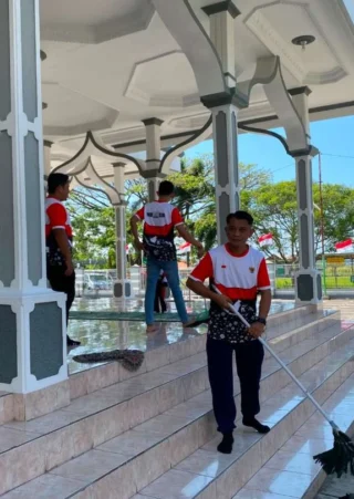 Peringati HUT ke-81 RI, Lapas Banyuwangi Gelar Aksi Bersih-bersih Masjid