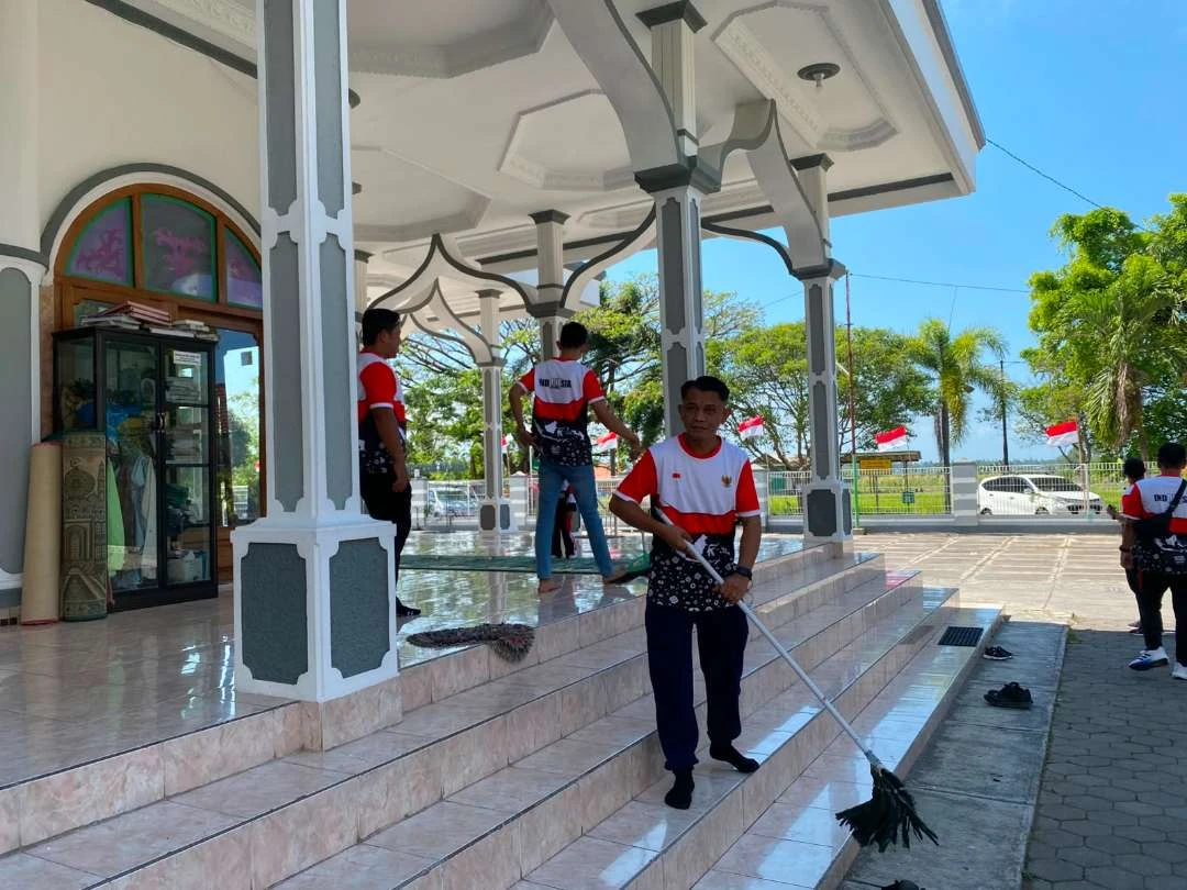 Peringati HUT ke-81 RI, Lapas Banyuwangi Gelar Aksi Bersih-bersih Masjid