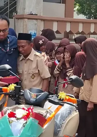Perjuangan Guru Honorer Pasuruan Abdullah yang Viral dan Mendapat Apresiasi Motor dari Ivan Gunawan