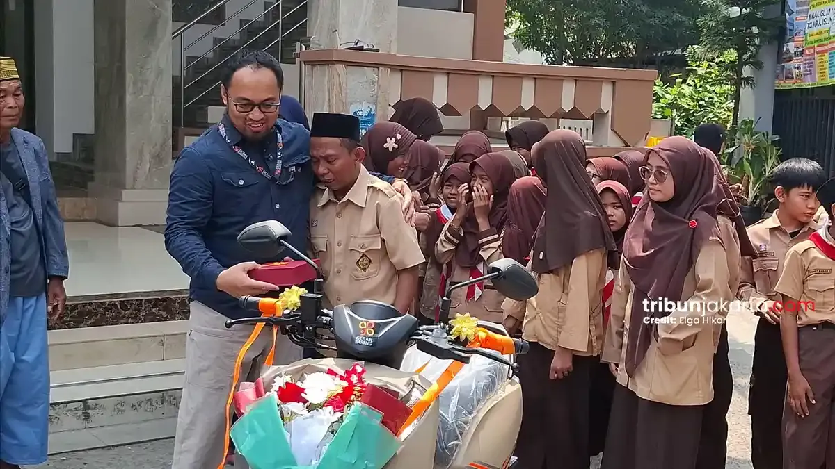 Perjuangan Guru Honorer Pasuruan Abdullah yang Viral dan Mendapat Apresiasi Motor dari Ivan Gunawan