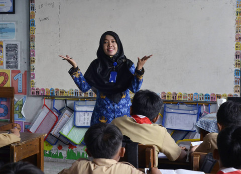 Pimpinan Komisi X Dorong Kenaikan Gaji dan Tunjangan Guru-Dosen