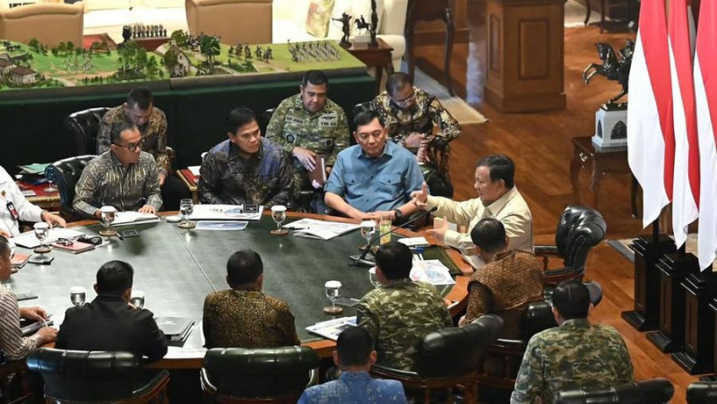Prabowo Bahas Karhutla hingga Syarat Warga Dayak Masuk TNI di Hambalang