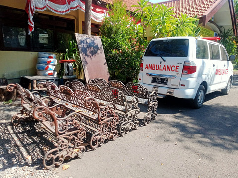 Pria di Surabaya Curi Kursi Taman Pakai Ambulans, Sudah 7 Kali Beraksi