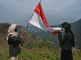 Profil Neeltje Deliana dan Semangat Pengibaran Merah Putih di Berbagai Lokasi Indonesia