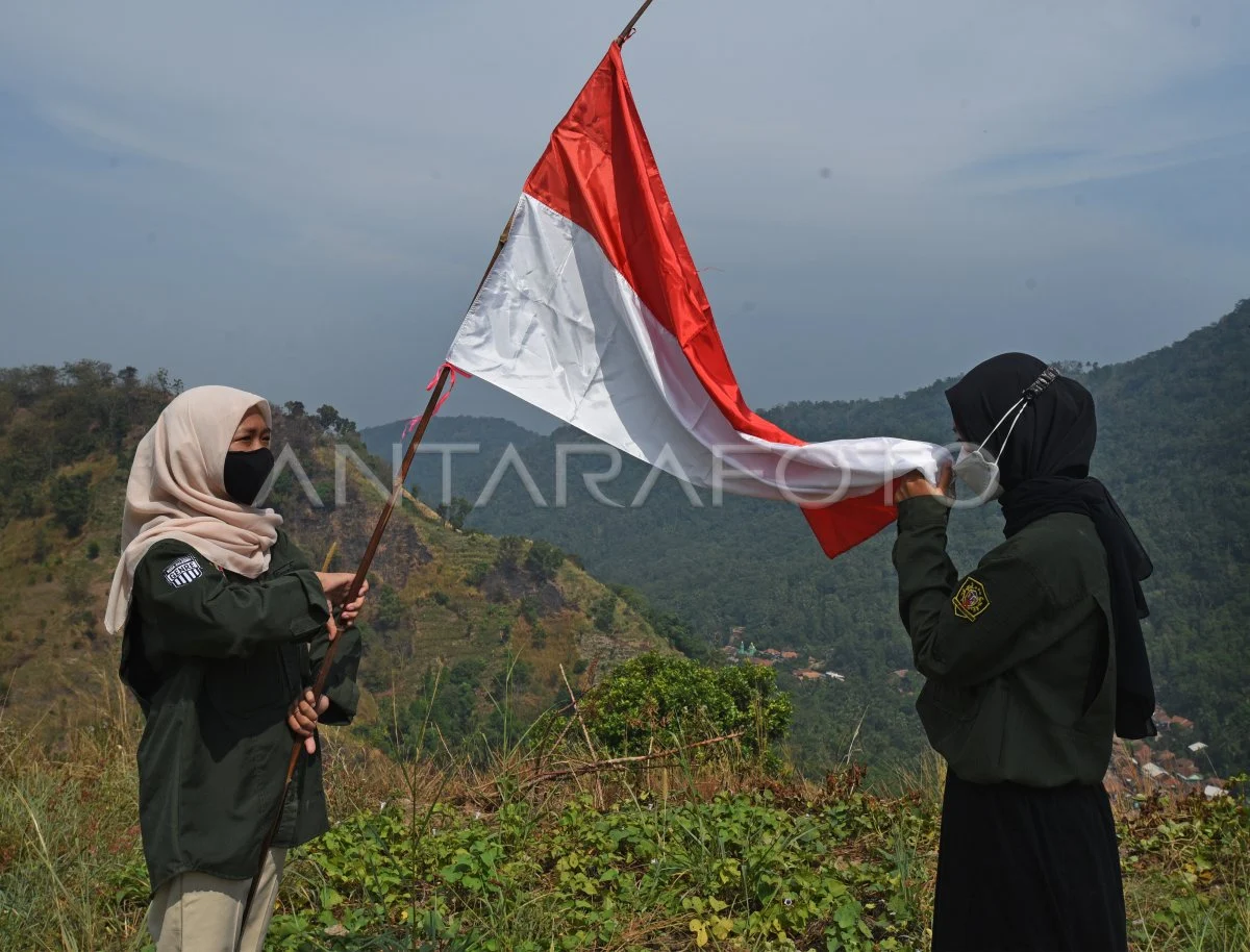 Profil Neeltje Deliana dan Semangat Pengibaran Merah Putih di Berbagai Lokasi Indonesia