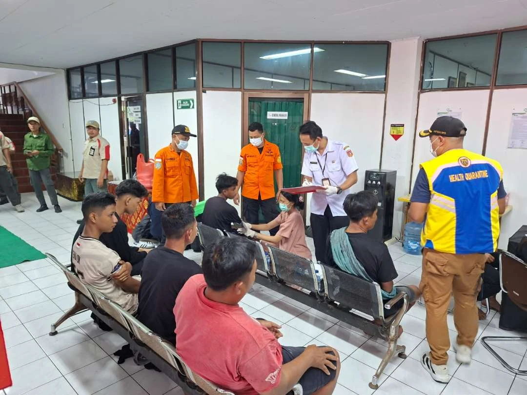 Proses Evakuasi Korban KMP Putri Yasmin, 173 Penumpang Dievakuasi dan Satu Meninggal