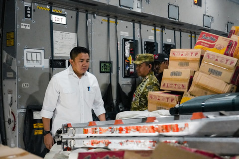 Pukul 04.00, Seskab Teddy dan Mensos Lepas 5 Pesawat Bawa 65 Ton Bantuan ke NTT