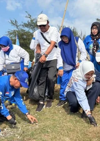 Ratusan Kader dan Simpatisan Partai Demokrat Bersih-bersih Sampah di Pantai Kedunen Banyuwangi