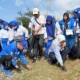 Ratusan Kader dan Simpatisan Partai Demokrat Bersih-bersih Sampah di Pantai Kedunen Banyuwangi