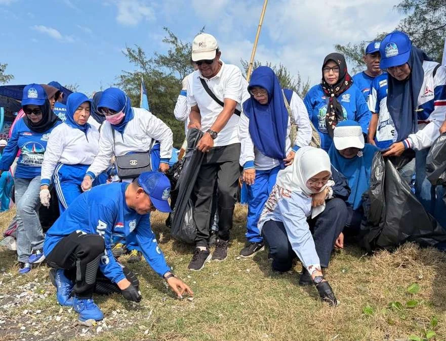 Ratusan Kader dan Simpatisan Partai Demokrat Bersih-bersih Sampah di Pantai Kedunen Banyuwangi