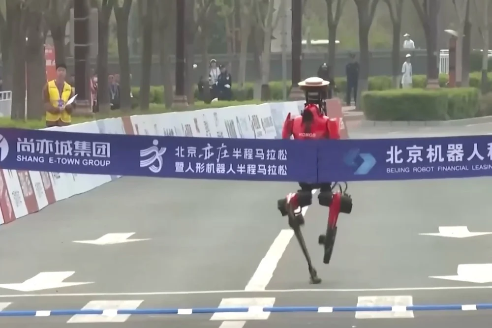 Robot Humanoid Tiongkok Pecahkan Rekor Lari Usain Bolt dan Mengalami Insiden Terbakar
