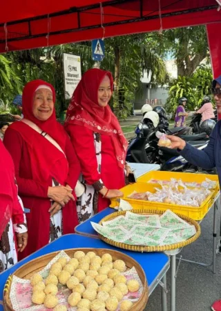 Sambut HUT Kemerdekaan RI, Pelaku UMKM di Banyuwangi Bagikan 1.081 Onde-onde Gratis