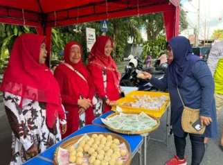 Sambut HUT Kemerdekaan RI, Pelaku UMKM di Banyuwangi Bagikan 1.081 Onde-onde Gratis