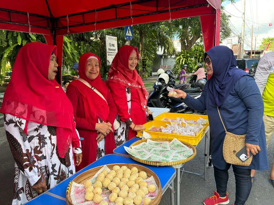 Sambut HUT Kemerdekaan RI, Pelaku UMKM di Banyuwangi Bagikan 1.081 Onde-onde Gratis
