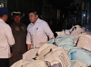 Seskab Teddy Pastikan 27 Ton Logistik Telah Tiba di NTT Sesuai Instruksi Presiden