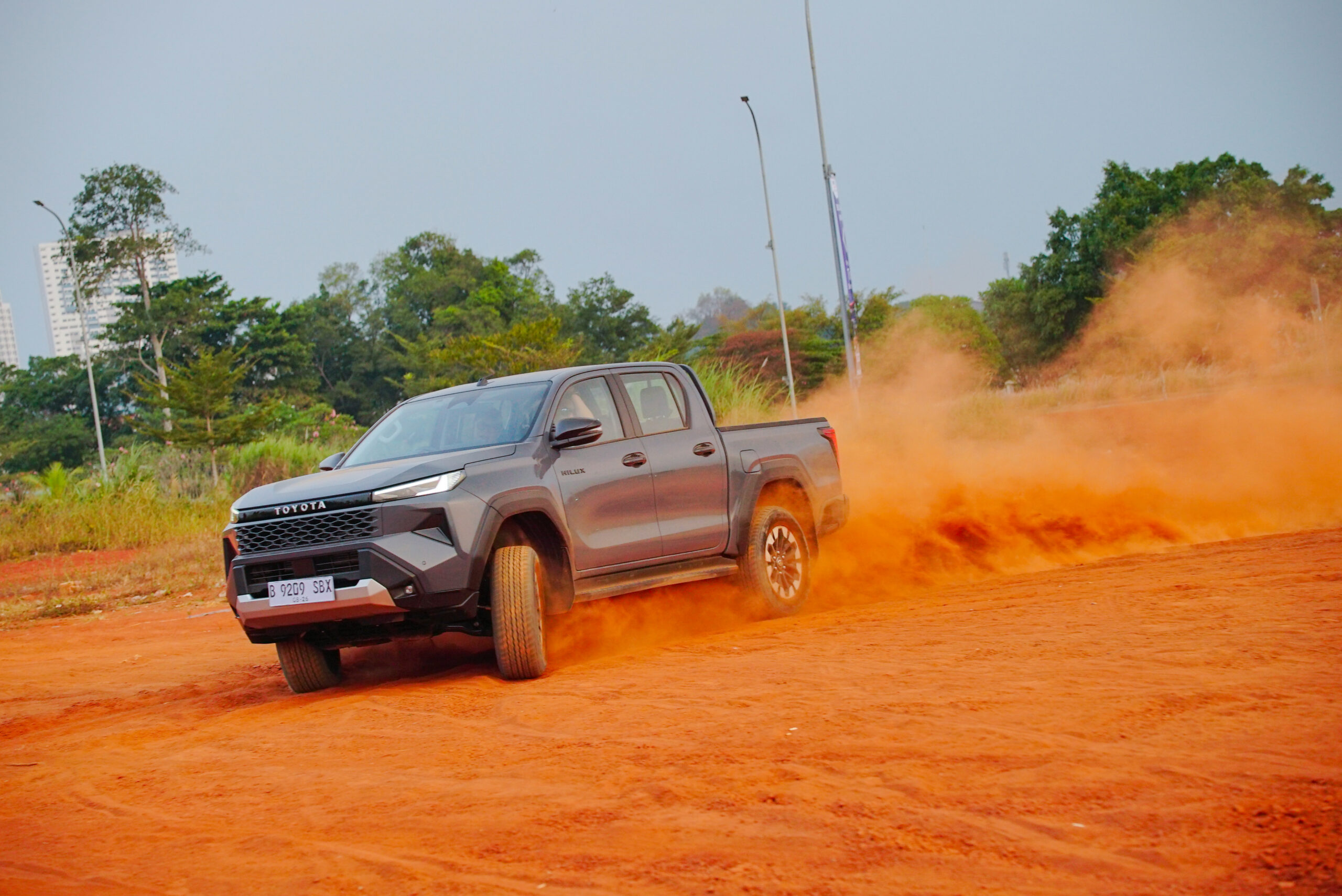Siksa Toyota Hilux Baru di Sirkuit Pagedangan, Torsi Brutal dan Suspensi Makin Nyaman