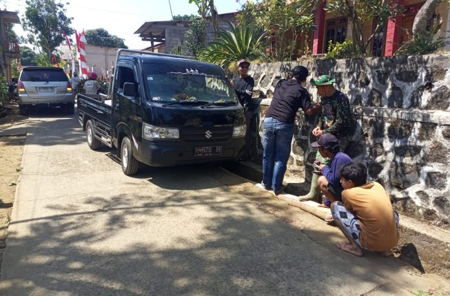 Solidaritas Tanpa Sekat, TNI Bersama Warga Evakuasi Mobil yang Terperosok di Parit Dusun Gompyong