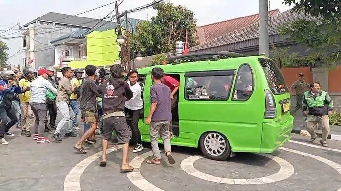 Sopir Alphard Rusak Motor Ojol di Jaksel Berakhir Damai Setelah Mediasi