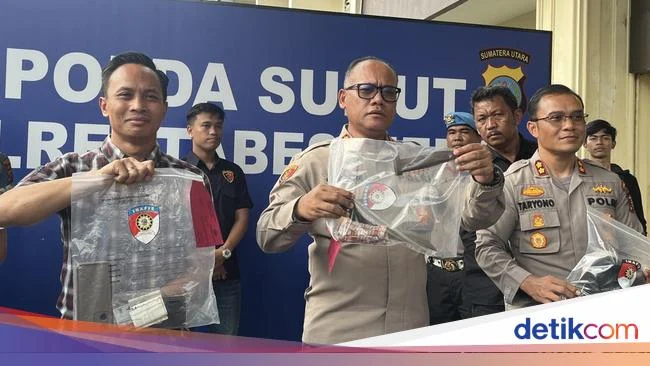 Sopir Taksi Online Dibunuh Penumpang di Deli Serdang, Ayah Tersangka Tempeleng Kepala Pelaku di Kursi Roda