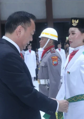 Sukses Jalankan Tugas Paskibraka Sulut, Caroll Senduk Peluk Anaknya Eirene dengan Penuh Bangga