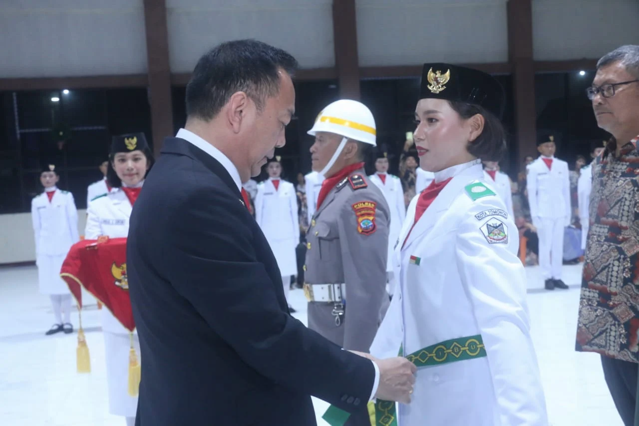 Sukses Jalankan Tugas Paskibraka Sulut, Caroll Senduk Peluk Anaknya Eirene dengan Penuh Bangga