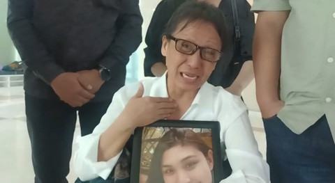 Tangis Ibu Eks Istri Brigadir ISH di DPR Peluk Foto Anak-Minta Usut Tuntas