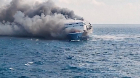 Tim SAR Tidak Menemukan Sekoci di KM Mutiara Sentosa 2 yang Terbakar di Sumenep