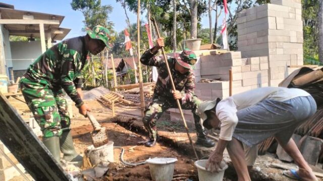 TMMD Reguler ke-129: Gotong Royong Gali Teras Rumah Pak Imam di Dusun Gompyong