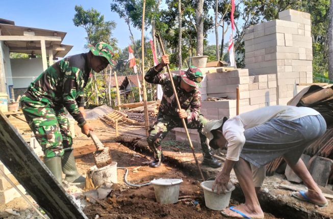 TMMD Reguler ke-129: Gotong Royong Gali Teras Rumah Pak Imam di Dusun Gompyong