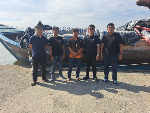 TNI AL dan Bea Cukai Tangkap Penyelundup 400 Koli Pakaian Bekas dari Malaysia